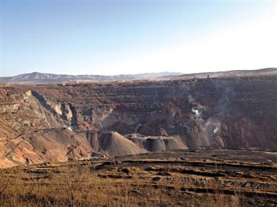 12月5日，曾是亚洲第一矿的海州露天煤矿坑内仍可见到煤层的自燃现象，破产后开发成阜新的矿山公园。