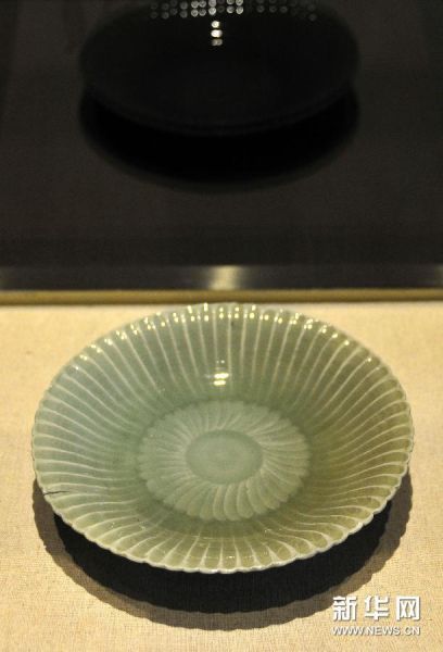这是早期在“南海一号”出水的浙江龙泉窑系青釉印花菊瓣纹盘(12月2日摄)。