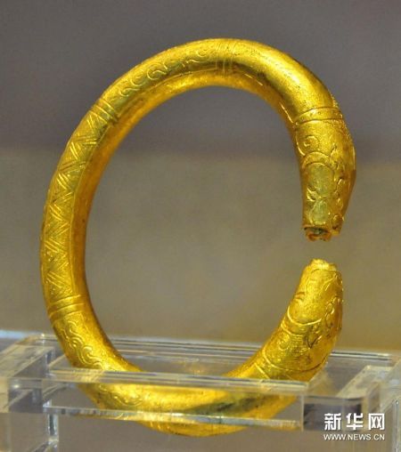 這是早期在“南海一號”出水的銅鎏金龍紋開口環(12月2日攝)。