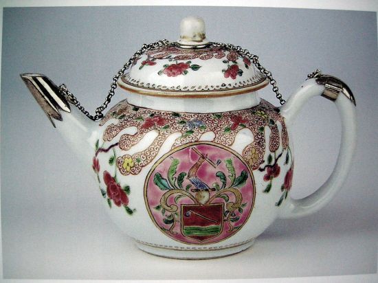广彩纹章茶壶，高11.5厘米，1733年