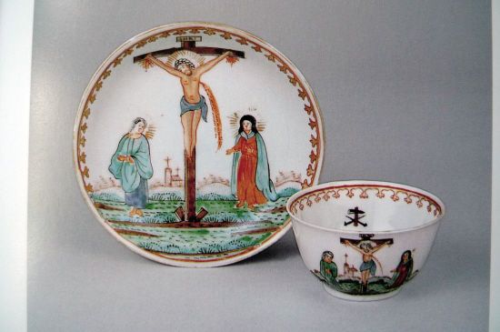 广彩耶稣受难图茶具，约1745年，茶盏高4.1厘米，托碟直径11.4厘米。华盛顿与李大学里维斯中心收藏