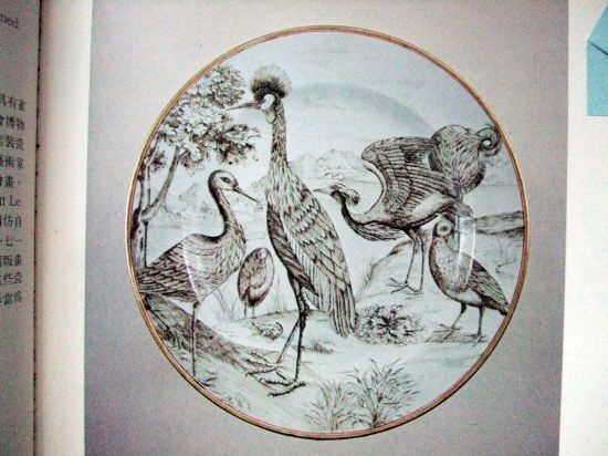 广彩仿铜版画雀鸟套盘，约1740年，直径28.5厘米