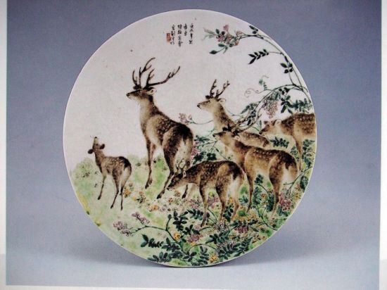 高剑僧绘群鹿纹圆瓷板，直径25.9厘米，1910年，广东博物商会制。广东省博物馆藏