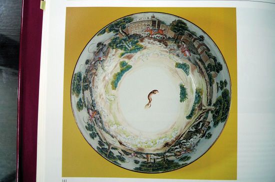 广彩猎狐纹大碗，直径40.4厘米，1755年