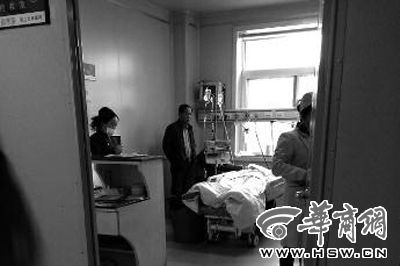 昨日，大二女生小國在醫院搶救，家人陪在身邊 華商報記者 王警 攝 