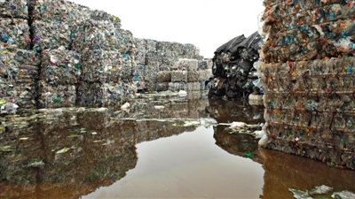 2012年7月，天津废旧塑料货场，世界范围内的废旧塑料越洋而来，最终在中国完成最后的回收处理。A14-A15版图片/王久良