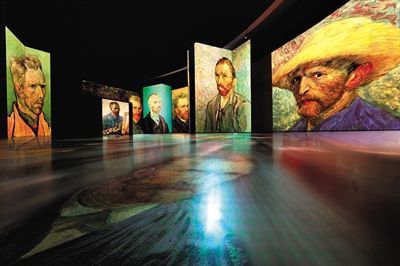 梵高的画作通过感映技术及40多个高清投影展示出来，不少画面还增加了动画效果。