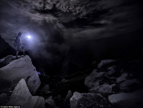 攝影師拍攝印尼火山口夜晚散發藍色光芒