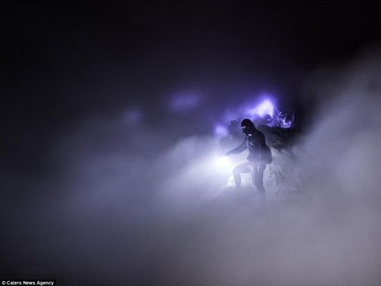 攝影師拍攝印尼火山口夜晚散發藍色光芒