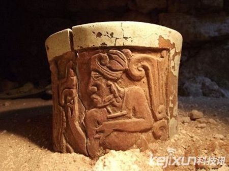 在古玛雅王子墓葬内发现的一个陶瓷杯