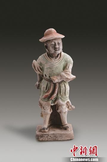韩政墓出土的彩绘陶持棍男俑。 三峡博物馆供图 摄