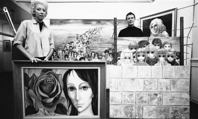 1965年，玛格丽特与沃尔特合影，他们身后墙上挂的就是画有100个孩子的《明日永恒》。Bill Ray 摄