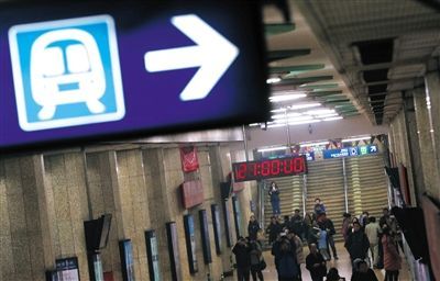 昨日21时，东直门站，不少乘客举起手机拍摄时钟。因为调价系统升级，北京地铁21时停止售票，只出不进。