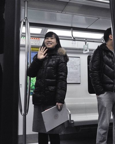 一位女士成为北京地铁2元时代最后一位购票的乘客。新华社发