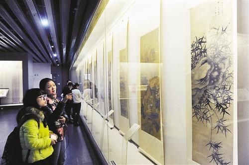 “笔底春风——重庆中国三峡博物馆馆藏古代书画展”展出现场。 记者 熊明 摄