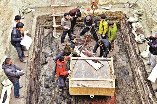 昨日，考古人员从枣阳郭家庙古墓中吊起发掘的瑟 记者王永胜摄