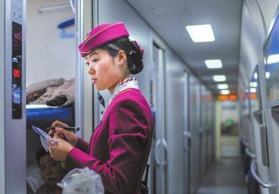 “高姐”郑文丹在核对旅客车票并记录旅客到站时刻。