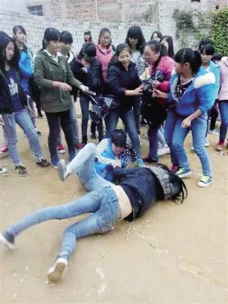 网上流传的宾阳县思陇镇女学生打群架图片 （网络截图）