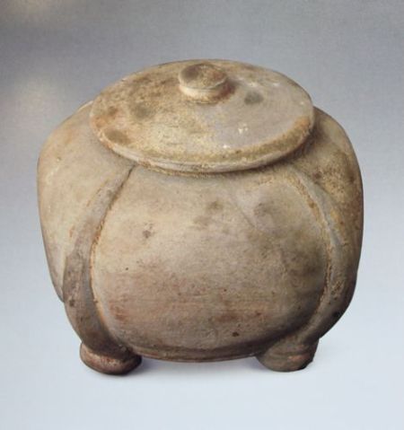 图12 婺州窑青瓷方形罐