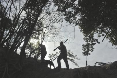 上山在整個狩獵過程中，會有導獵員和安全員帶著導獵犬全程跟隨