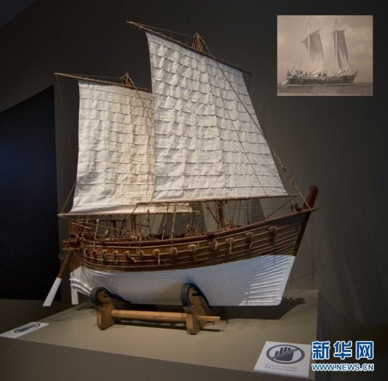 展出的“黑石号”复原船模及其复原画（右上）。新华网 邹峥摄