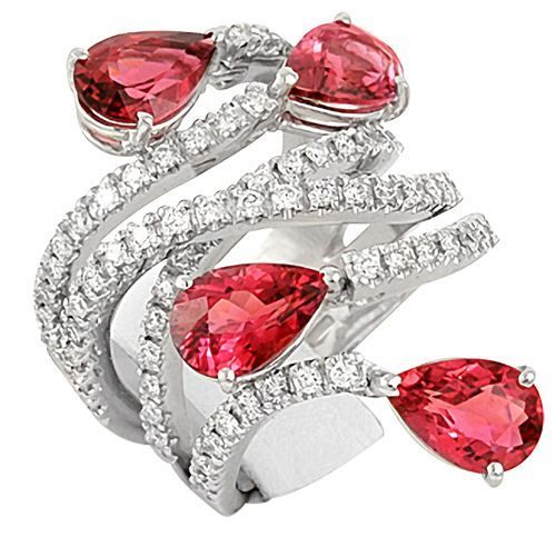 红宝石饰品 由4枚小红宝石和诸多碎小钻石共同组成，创意较多，加分不少。