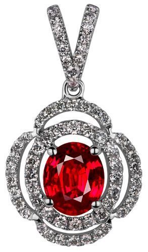 红宝石挂件 同样配有当下流行的碎小钻石，增加美感也提升价值。