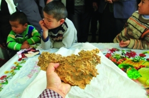 一塊重，2015年1月30日，由一位哈薩克族牧民在新疆阿勒泰地區青河縣境內發現。據當地史志辦工作人員稱，這是迄今為止在新疆發現的最大一塊狗頭金。