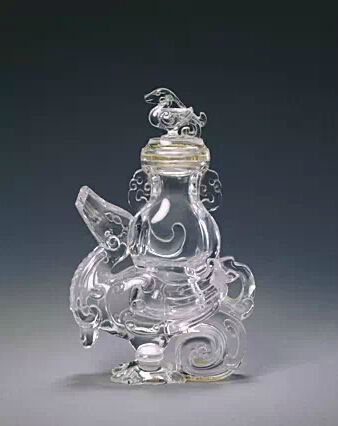 水晶天雞尊 通高14.2cm，口徑2.3-3.6cm，尊以無色透明水晶圓雕而成。 