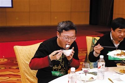  昨日，北京转基因大米试吃大会在湖北大厦举行，转基因大米端上桌后网友开吃。新京报记者 高玮 摄