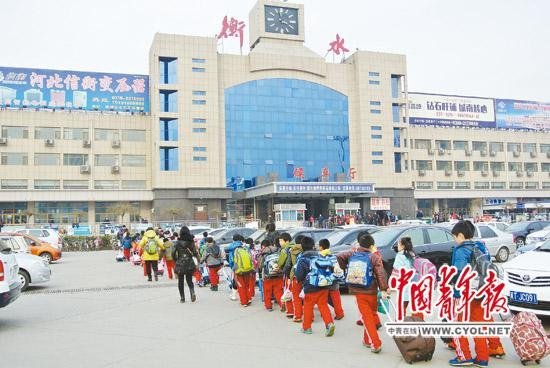 北京出生打工子弟求学无门 坐火车往返河北上学