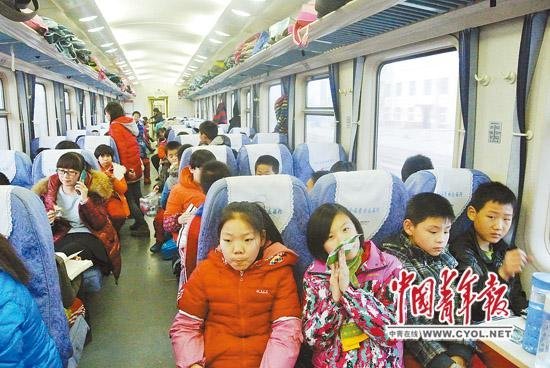 北京出生打工子弟求学无门 坐火车往返河北上学