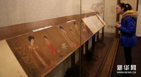 2月7日，参观者在观看展出的国宝级珍品、唐朝《簪花仕女图》。