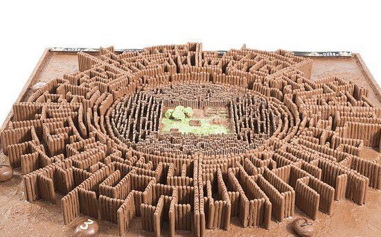 用4620根巧克力棒和10公斤的比利时巧克力制作的迷宫。