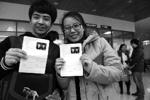 一对新人喜滋滋地展示他们的结婚证。首席摄影记者 吴宁/摄