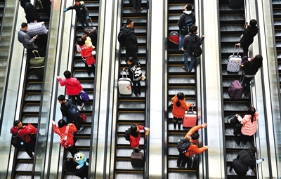 2月16日，旅客乘北京西站進站大廳扶梯。當天北京三大火車站迎節前客流高峰。新華社發