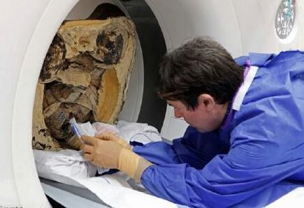 科學家在木乃伊體內發現了寫有中國古文字的紙卷碎片。