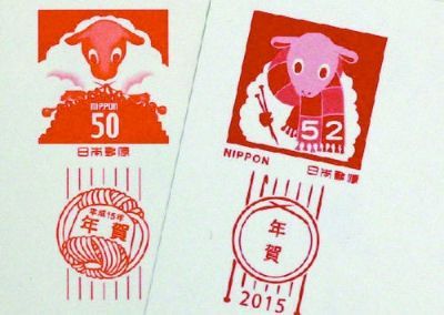 日本2003年推出的贺年邮票上，小绵羊在织毛线，今年，这只绵羊戴上了已经织好的围脖。 