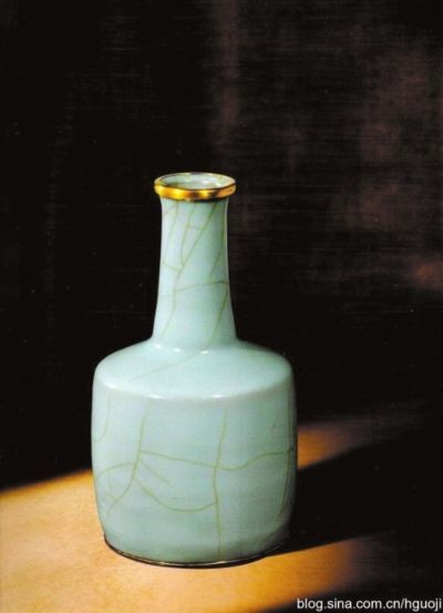 2008年4月香港苏富比春拍中的南宋官窑粉青釉纸槌瓶，以6753万港元成交，创下了当时宋瓷的世界拍卖纪录。