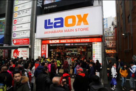 日本东京秋叶原电器商业街的免税店前人头攒动，其中大部分都是来自中国的游客。 