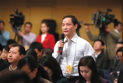 新京报记者涂重航提问关于公务员职务职级并行改革措施的问题。新京报记者 薛珺 摄
