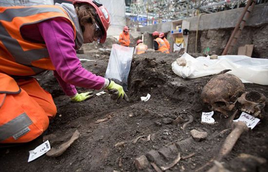 目前，考古學家們正式啟動對貝德萊姆墓地的挖掘工作。(網頁截圖)