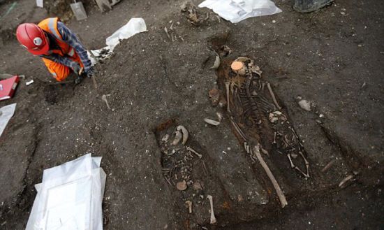 伦敦横贯铁路线工程新利物浦街站修建时发现的人类骨骼，图为一具母亲和她两个孩子的遗骸。(网页截图)