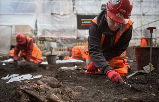 目前，因倫倫敦橫貫鐵路項目而發掘出的人類骨骼已經有上萬具。(網頁截圖)