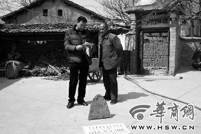 昨日，商洛市博物馆工作人员(左)向李老汉讲解最近出台的《陕西省群众保护文物奖励办法》 华商报记者 陈永辉 摄