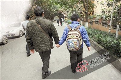 16日，爸爸牵着小佳豪去学校报到。重庆晨报记者 李斌 摄