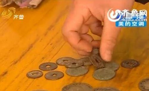 马大姨还收藏了很多铜钱银元(视频截图)