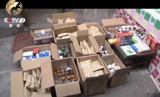 小院里13个纸箱装的全是药，而这只是王大妈收到的所有药品中的一半多