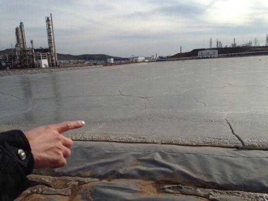 圖為內蒙古準格爾旗某煤制氣曬晾池一角。在該廠區，類似的曬晾池還有七八個。本報記者 黃傑 攝