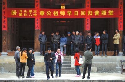 3月24日，福建省大田县阳春村村民聚集在供奉“肉身坐佛”章公祖师的普照堂周围。新华社发